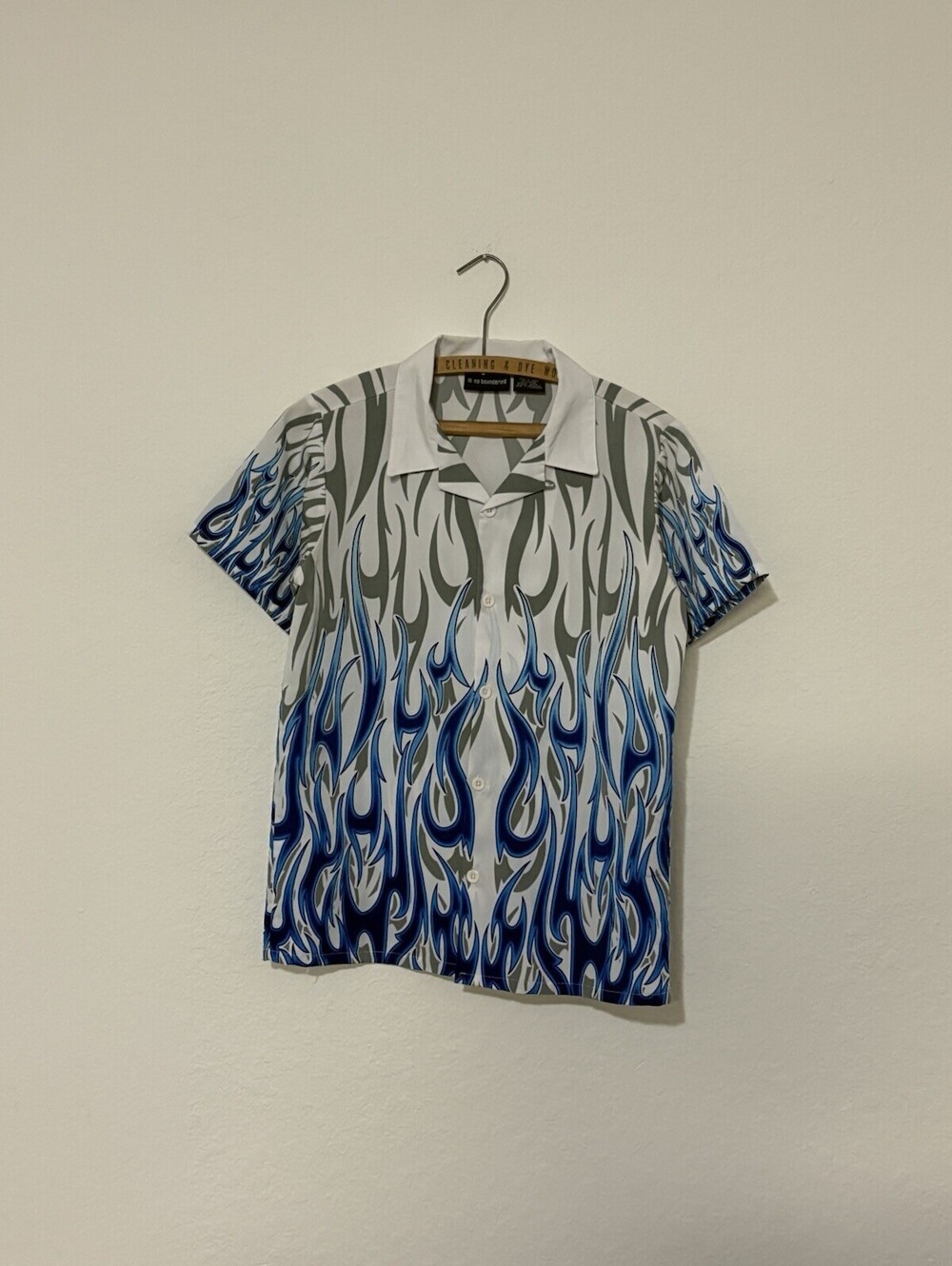 Vintage Y2K No Boundaries White And Blue Flame Button Up Size Youth Large Mens S
